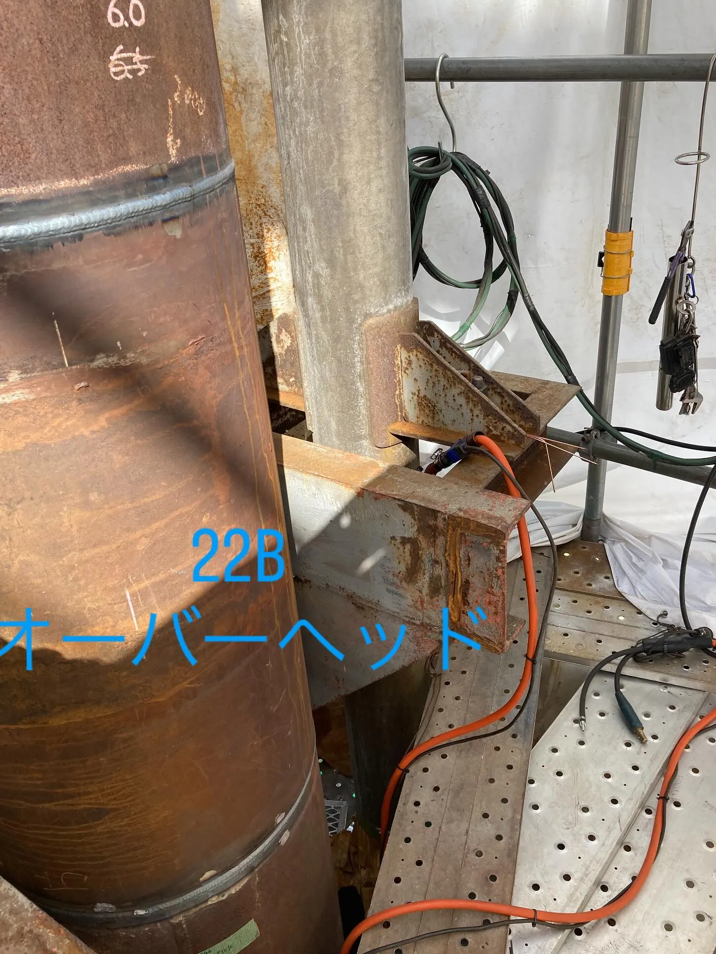 オーバーヘッド22B配管の溶接は、特に高度な技術と集中力を要...